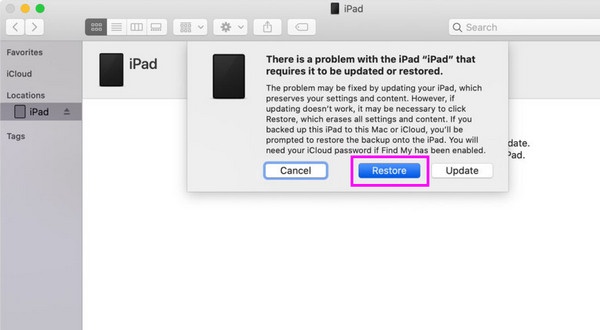 يقوم Finder أو iTunes بتثبيت أحدث إصدار من iOS