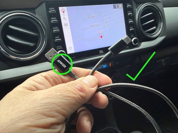 將傳輸線連接至支援 CarPlay 的 USB 連接埠